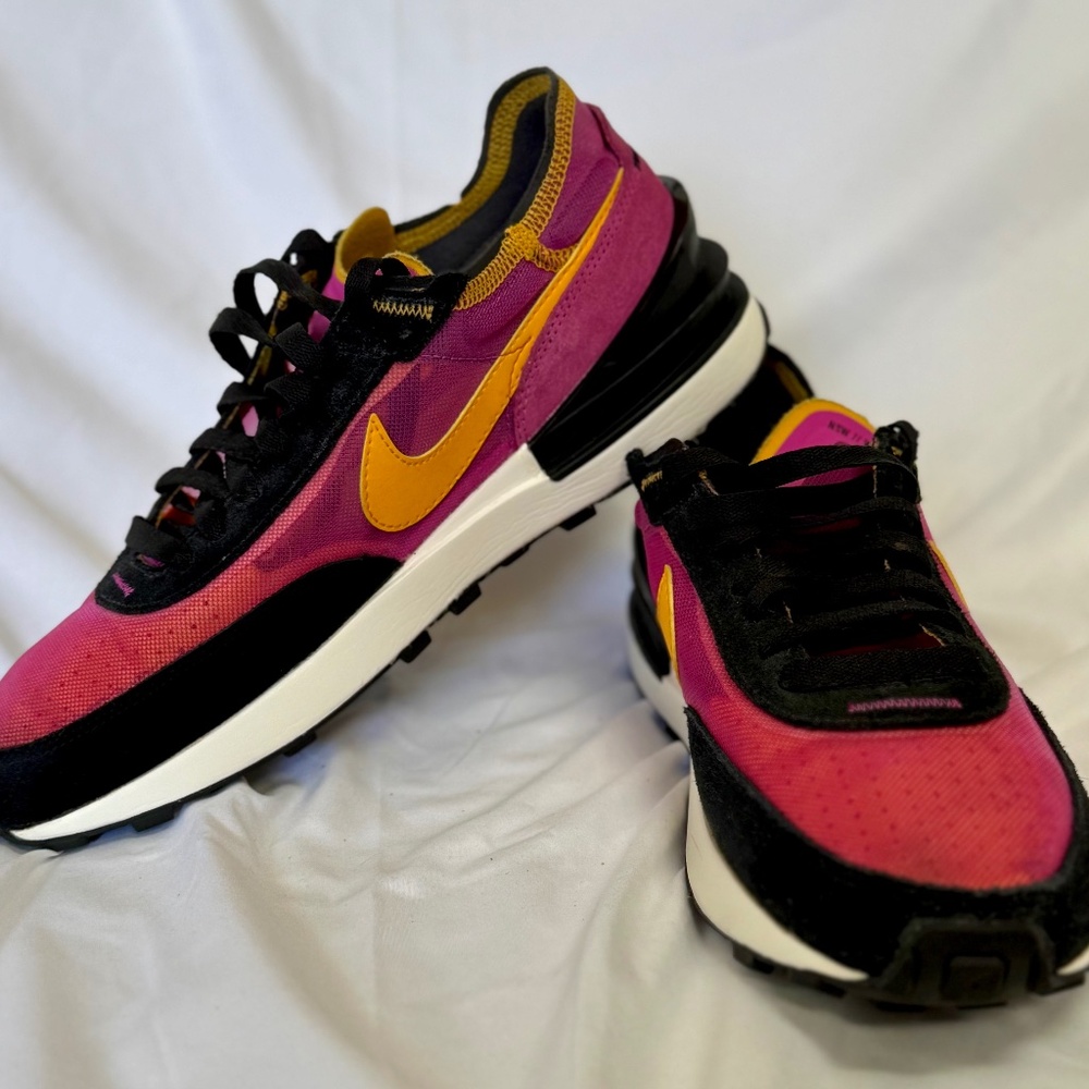 VERY CLEAN!! - Women’s 9.5 / Men’s 8 - Nike Waffle One - DC2533-600